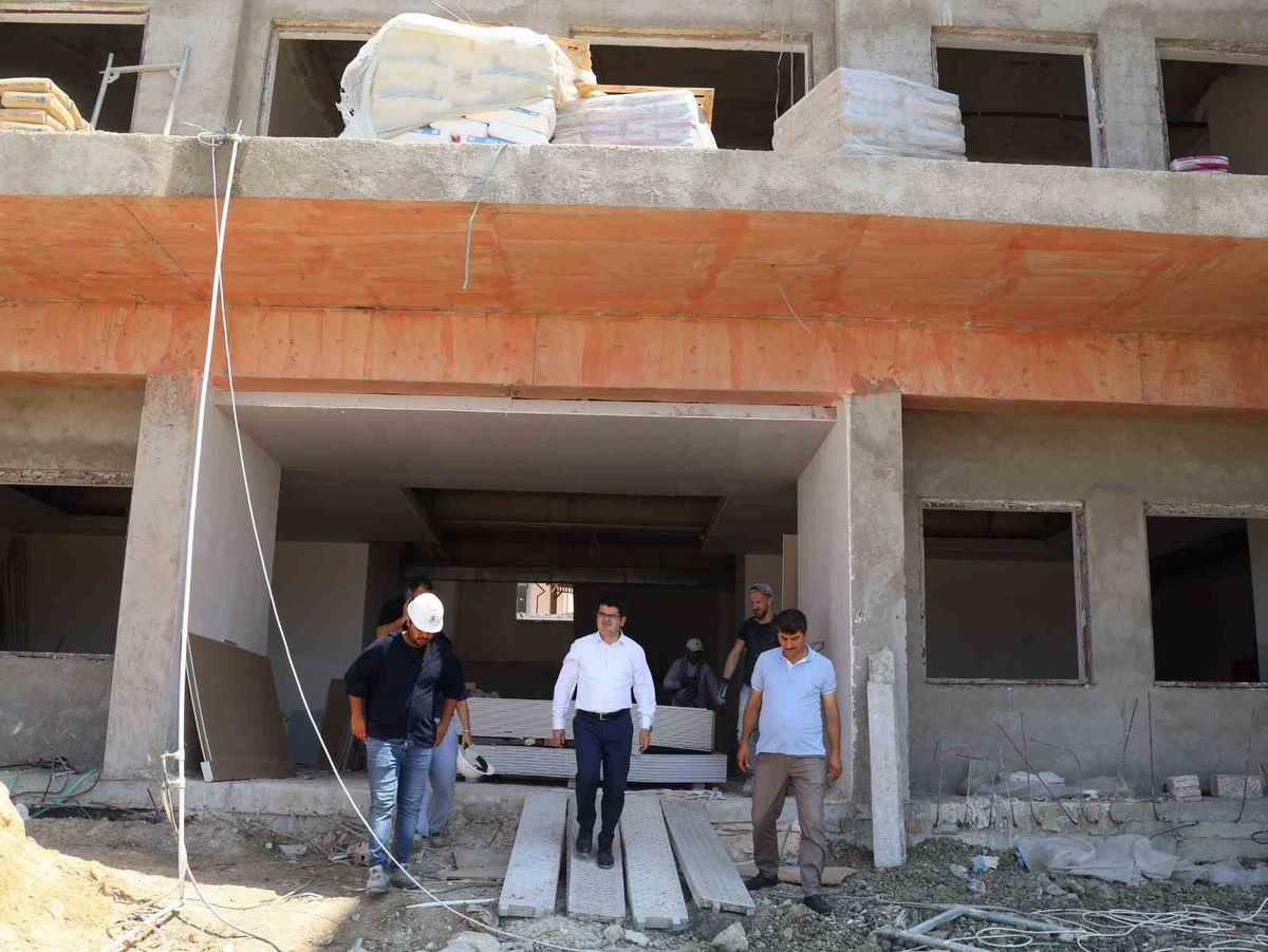 Arsuz'da 72 derslikli 3 okul inşaatı incelendi