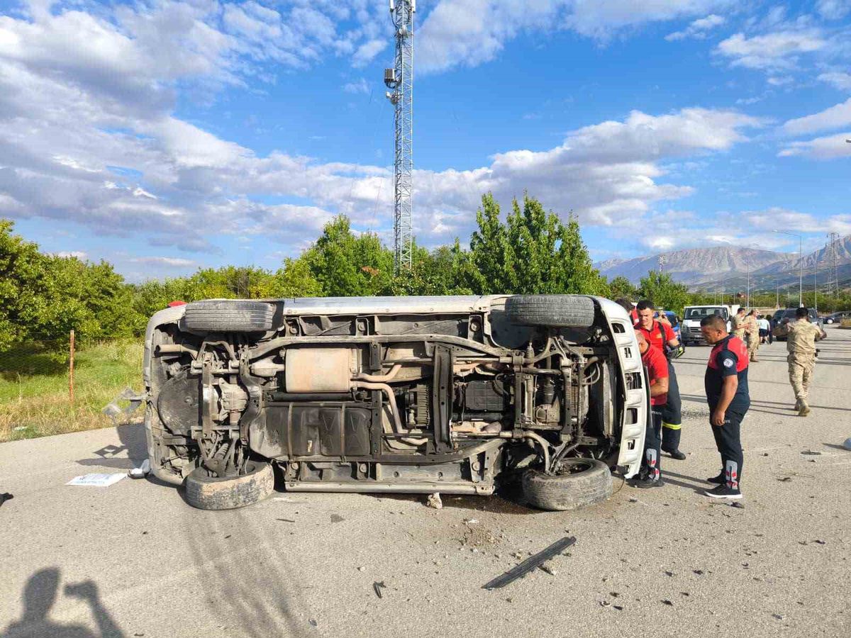 Erzincan'da Direksiyon Hakimiyeti Kaybı: Otomobil Aydınlatma Direğine Çarpıp Yan Yattı