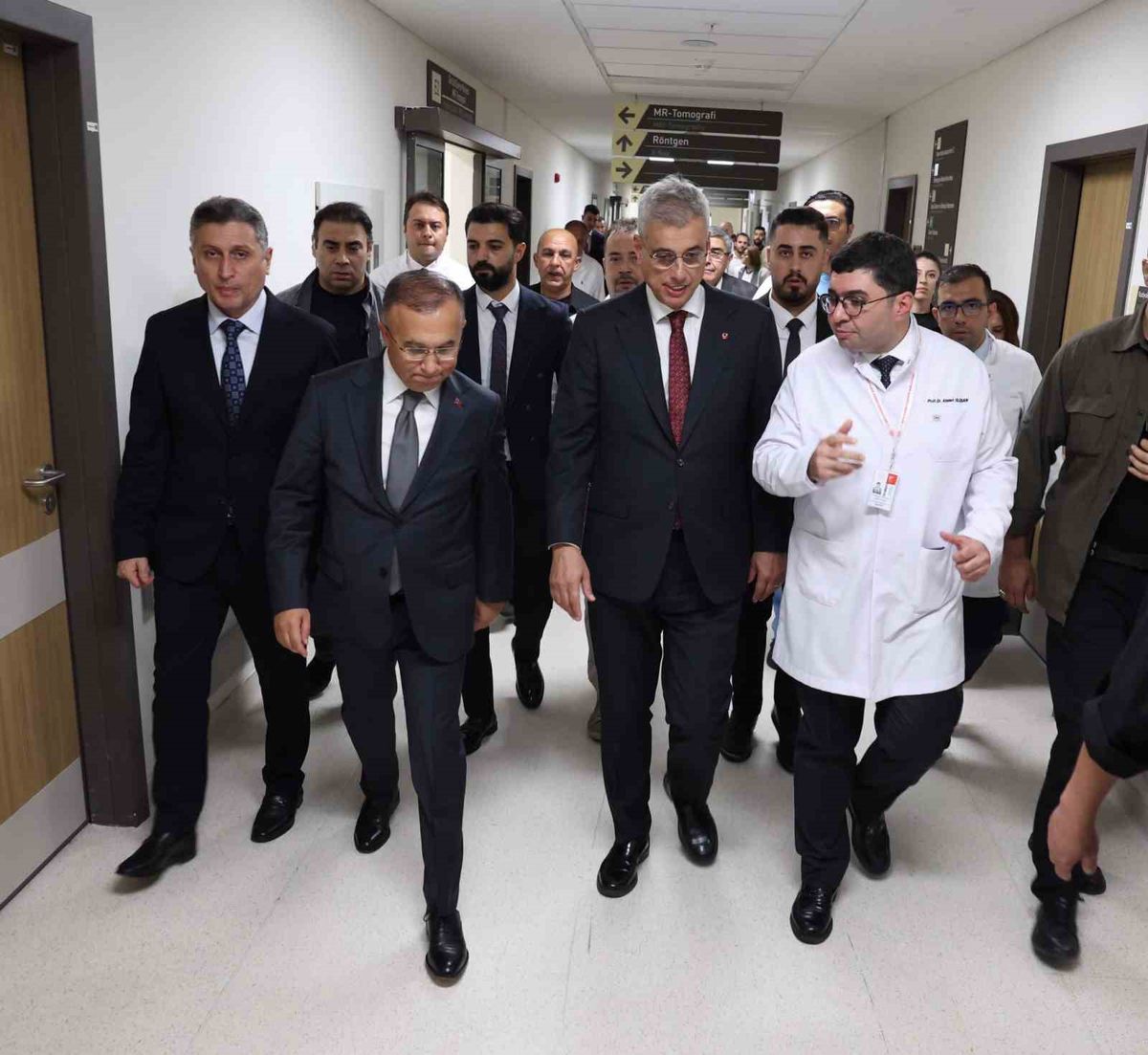 Bakan Memişoğlu, bıçaklı saldırıya uğrayan vekil Meriç'i hastanede ziyaret etti