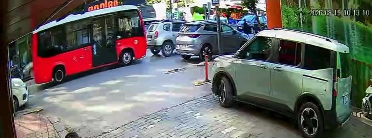 Bandırma'da zincirleme kaza: Yayaya yol veren araca minibüs çarptı