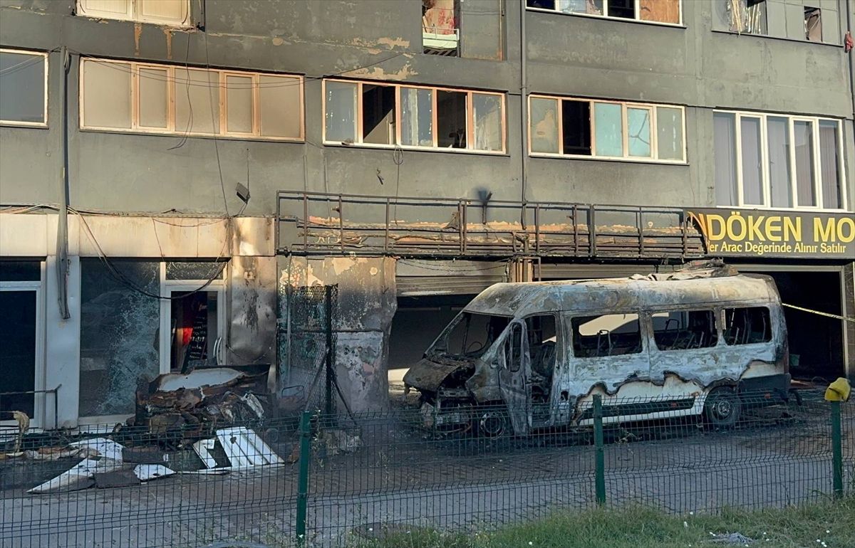 Başakşehir'de Servis Minibüsü Alevlere Teslim Oldu