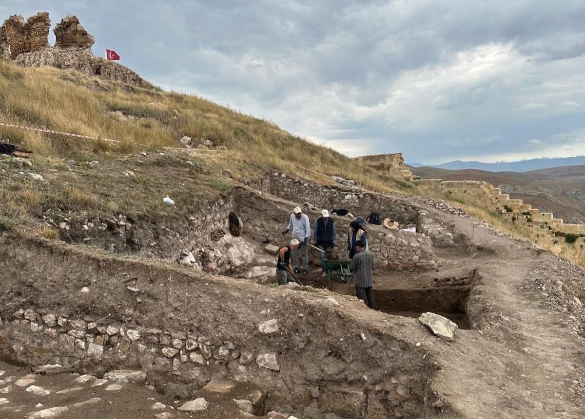 Bayburt Kalesi'nde Tarih Gün Yüzüne Çıkıyor: Yerleşim İlk Tunç Çağı'na Uzanıyor