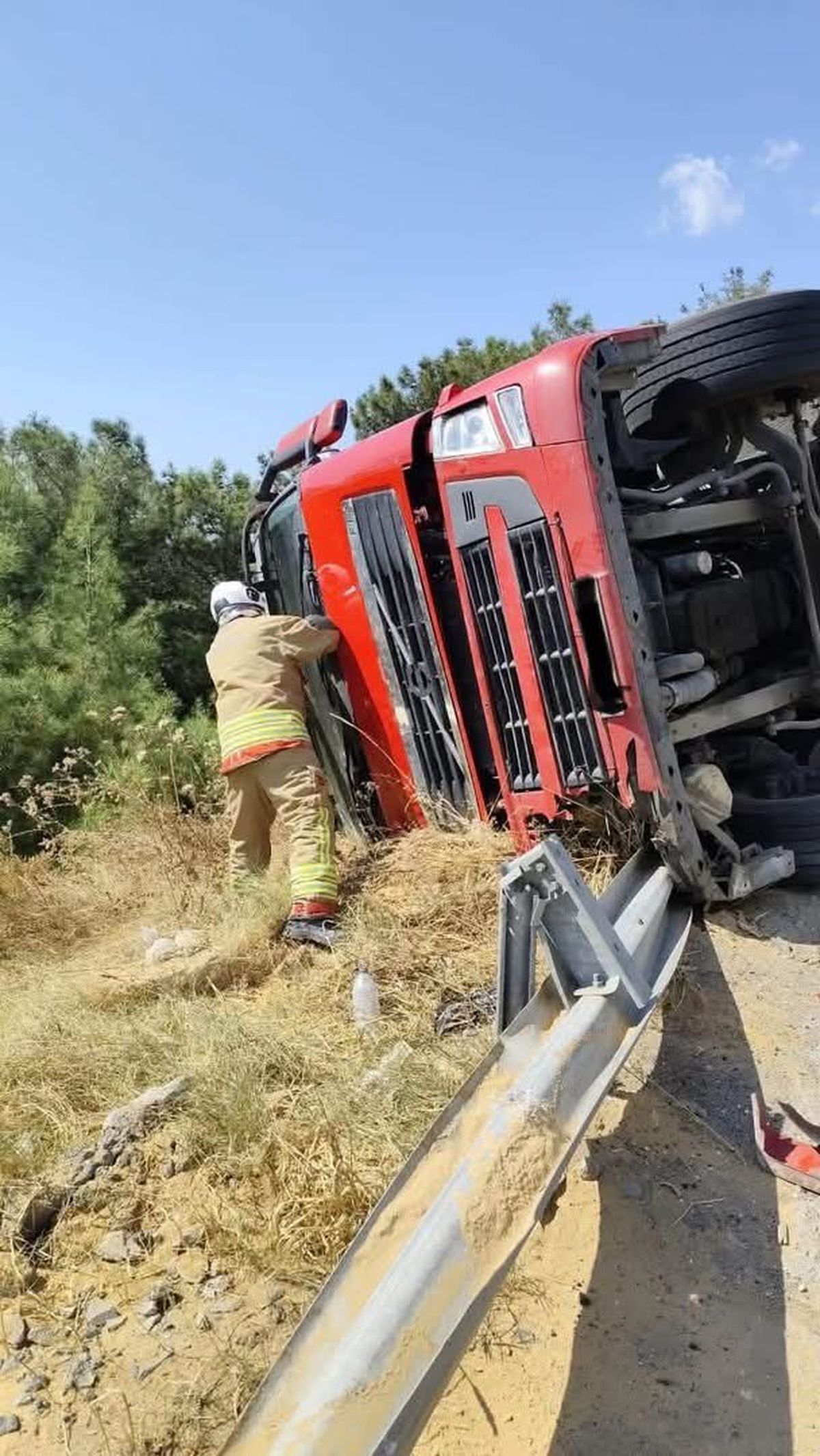 Hatay'da TIR Devrildi: Sürücü Yaralandı