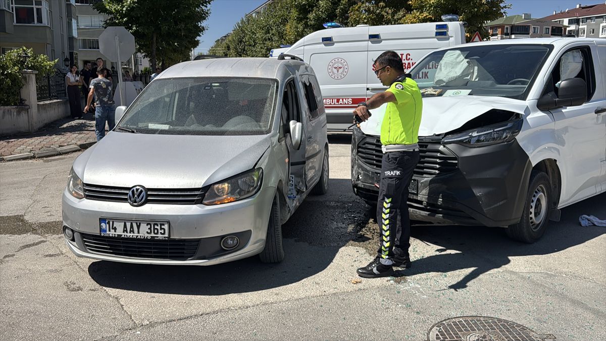 Bolu'da kavşak kazası: 2'si çocuk 4 yaralı