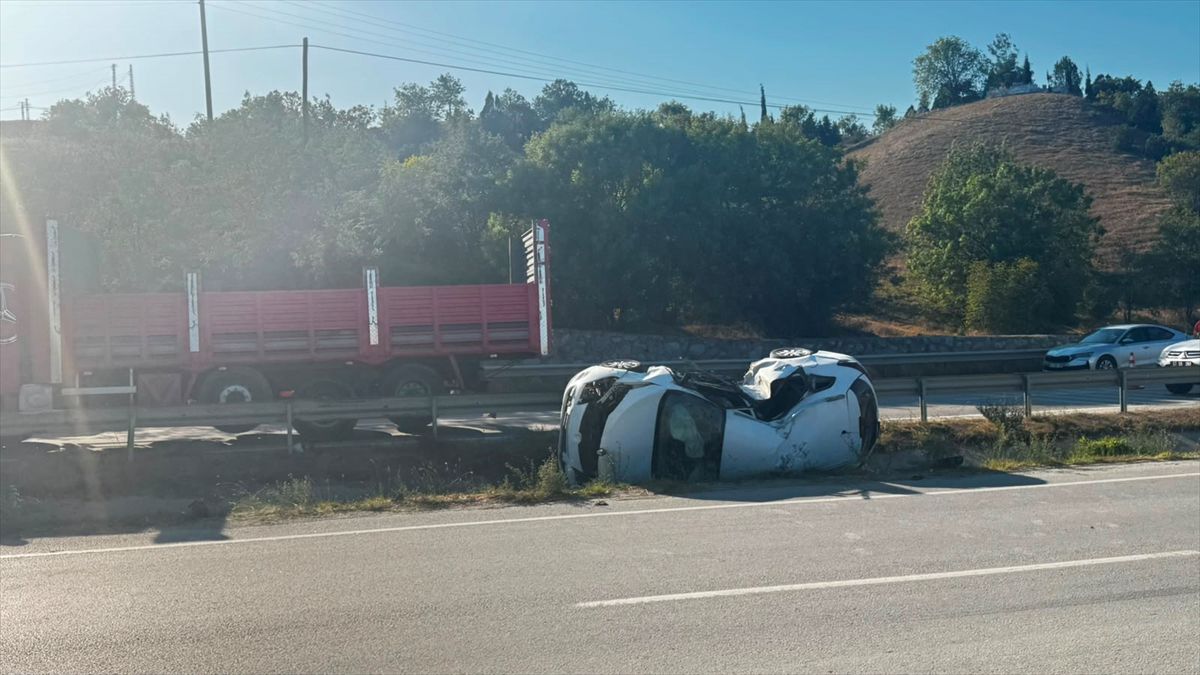 Boyabat'ta Takla Atan Otomobilde Sürücü Yaralandı