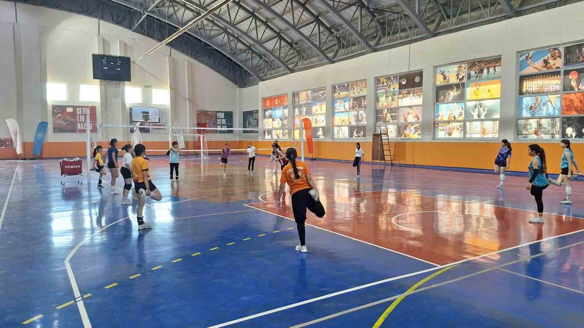 Bulanık'ta Yaz Spor Okulları Voleybol Antrenmanları Sürüyor
