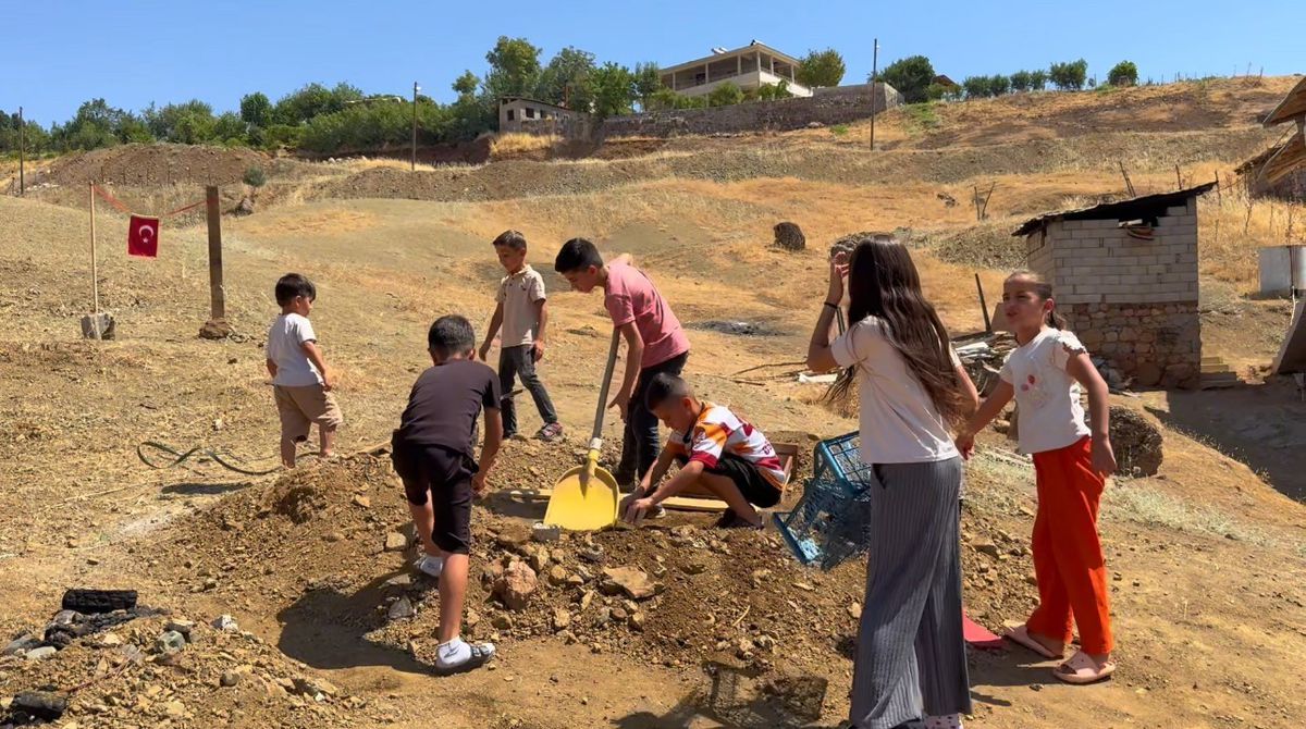 Derecikli çocuklardan park talebi: Türk bayrağıyla çağrı
