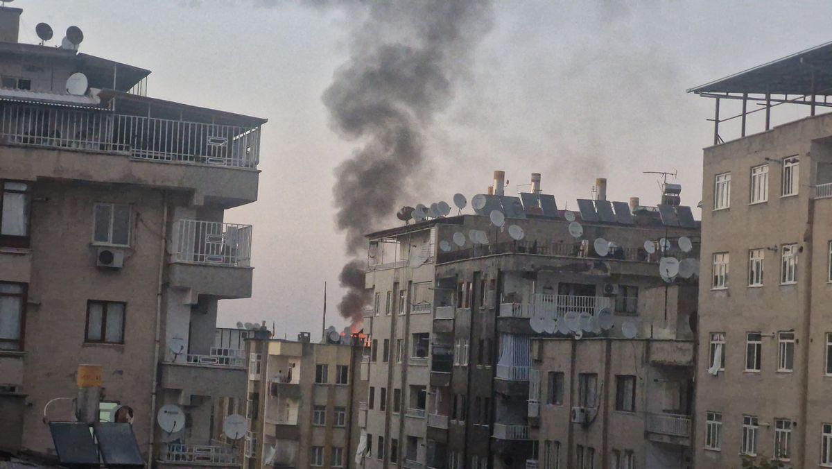 Diyarbakır'da Çatı Katında Yangın