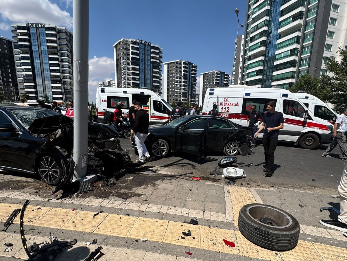 Diyarbakır'da İki Otomobil Çarpıştı: 1'i Ağır 2 Yaralı