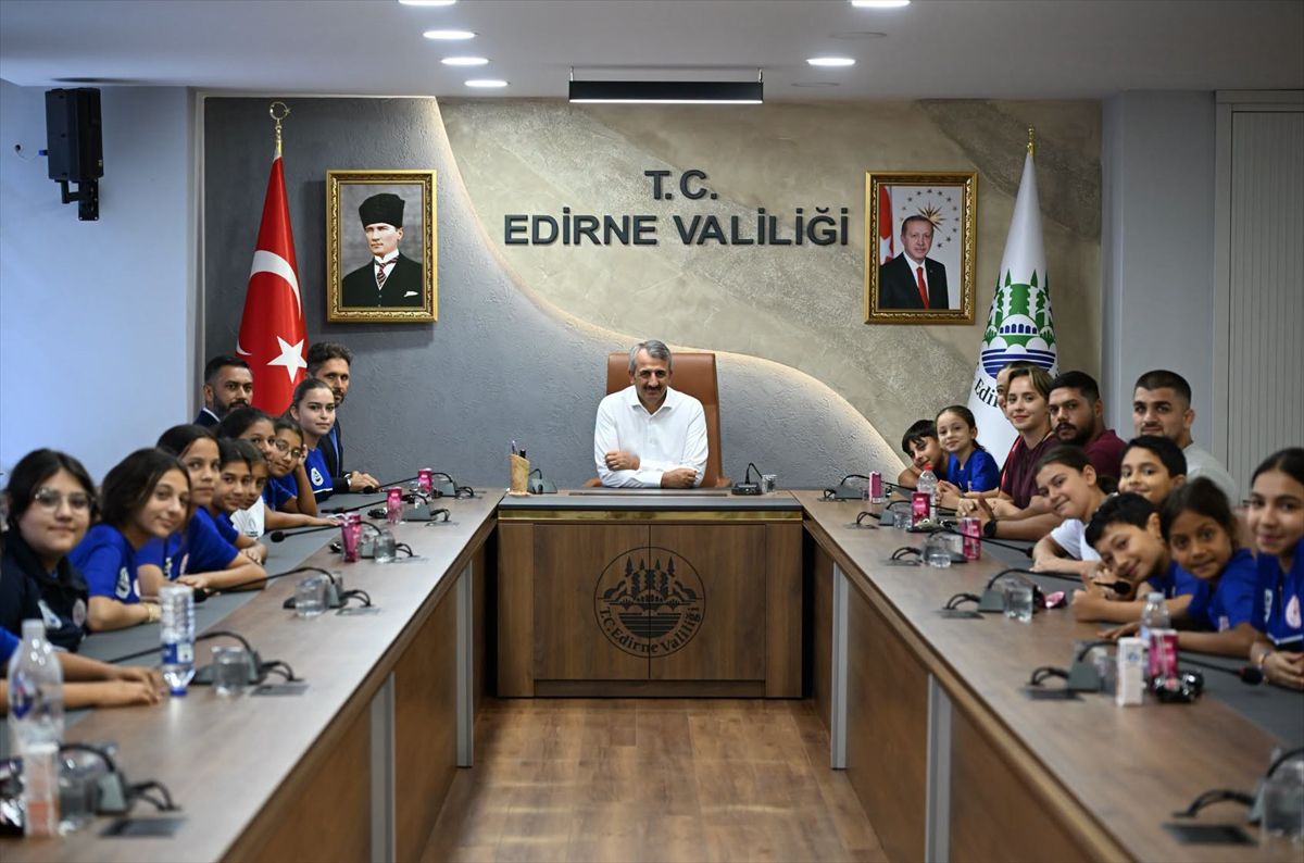 Edirne Valisi Sezer, projeler kapsamında çocuklarla buluştu