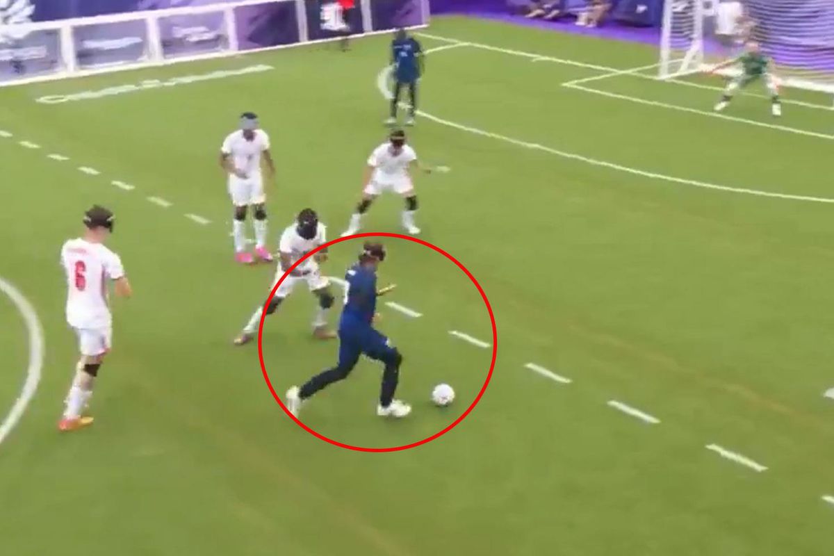 Görme engelli futbolcunun attığı gol olay oldu