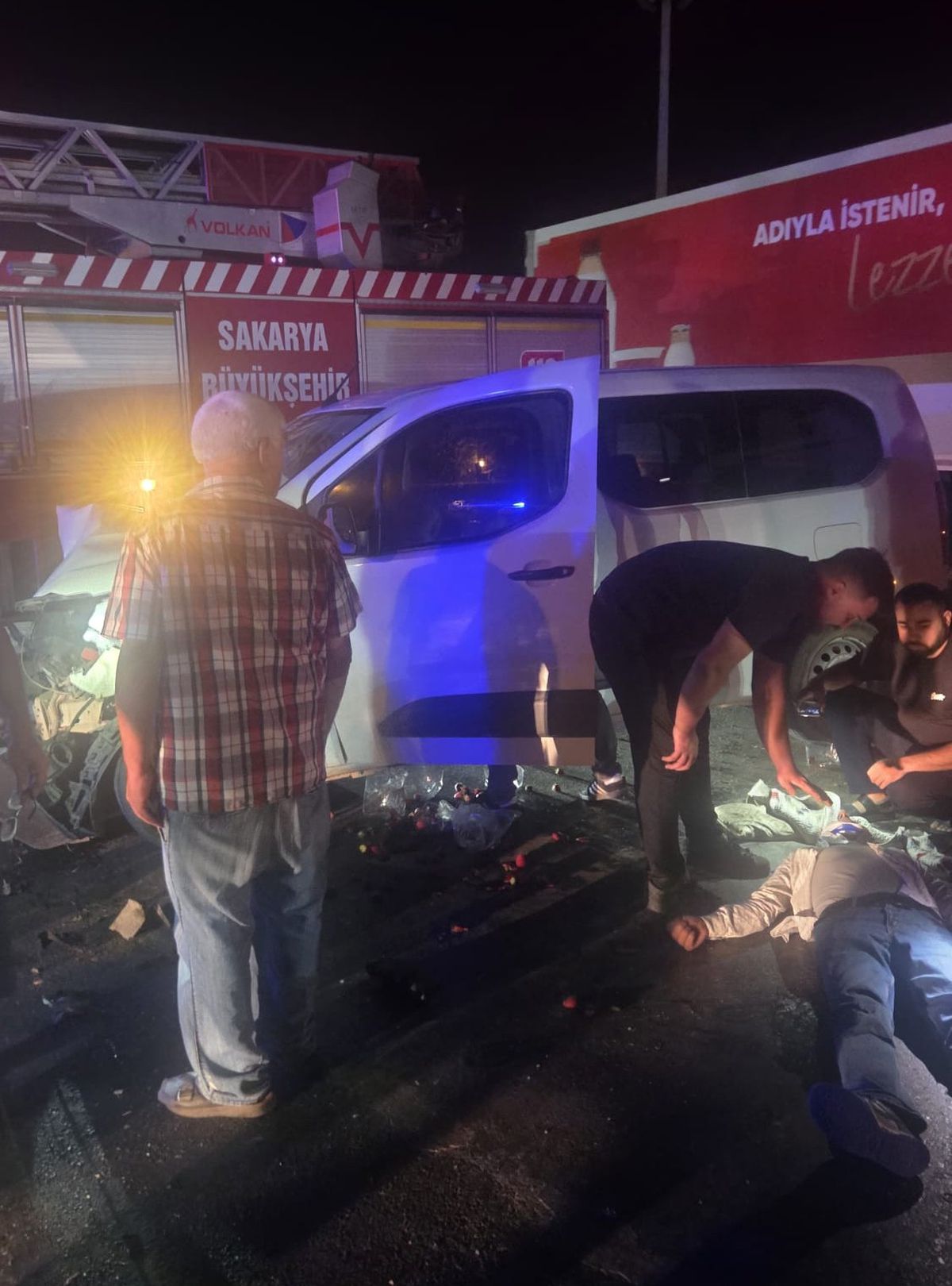 Akyazı'da korkunç kaza: 2'si ağır 7 yaralı