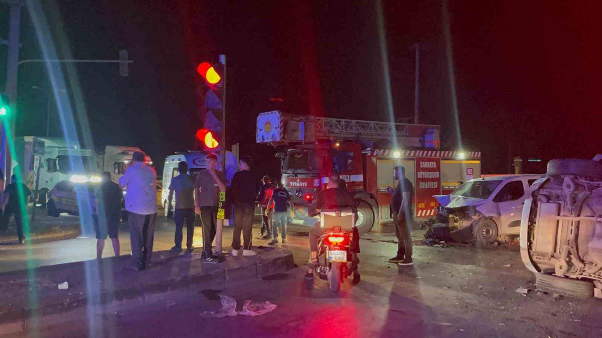 Akyazı'da Korkunç Kaza: 7 Yaralı, 1 Bebek ve 1 Ağır Yaralı