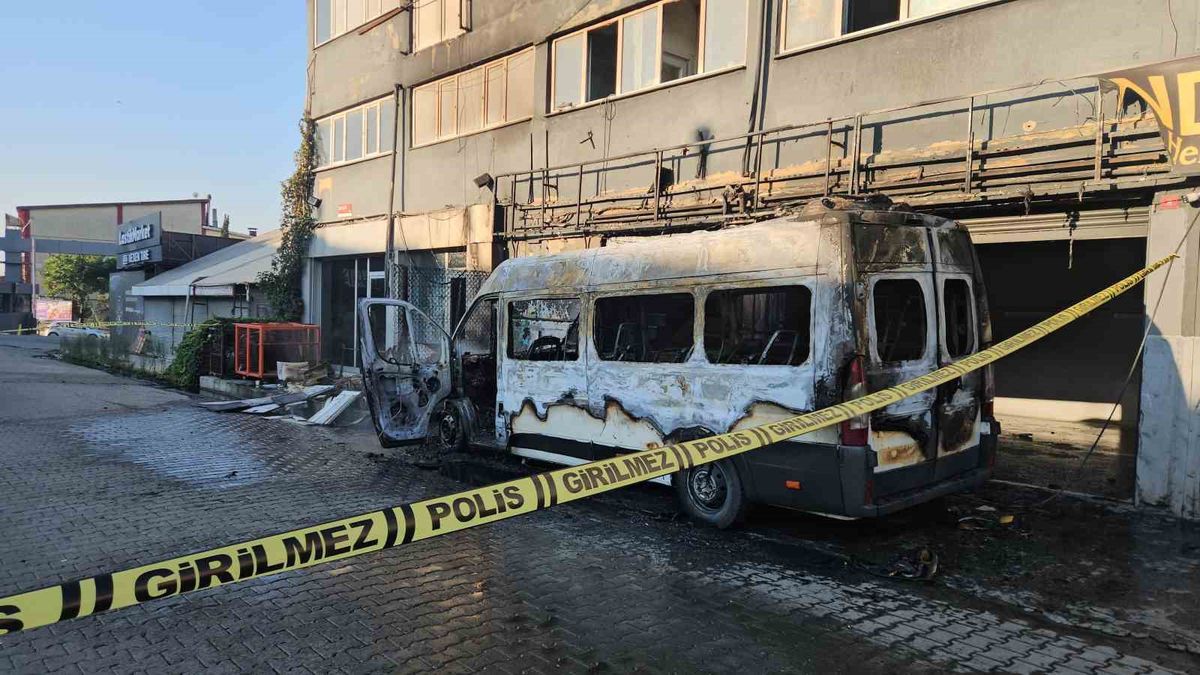 İkitelli'de Minibüs Yangını: Kundaklama Şüphesi