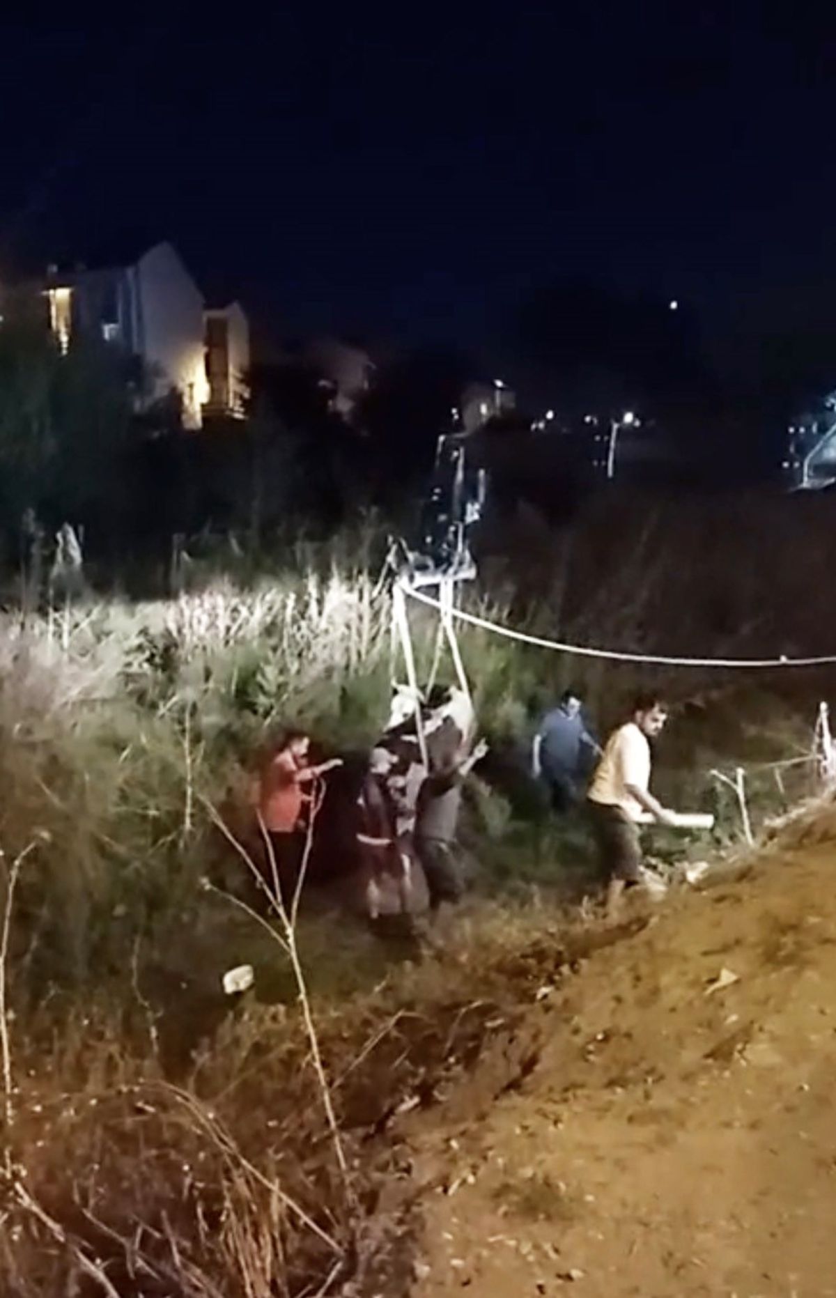 Arnavutköy'de Bataklığa Saplanan İnek İş Makineleriyle Kurtarıldı