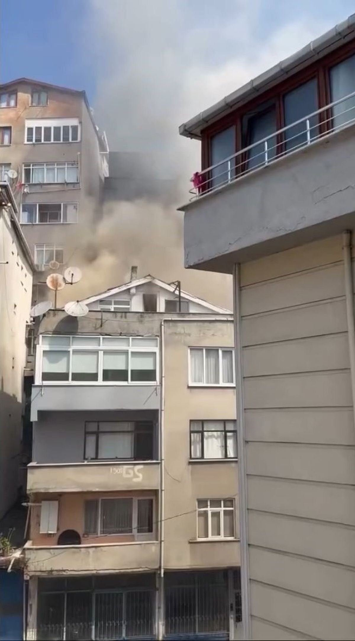Kağıthane'de 4 katlı binanın çatısında yangın