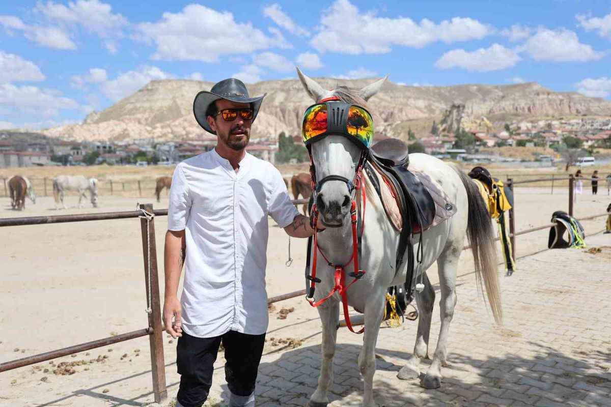 Kapadokya'da Güneş Gözlüklü At 'Melek' Turistlerin İlgi Odağı Oldu