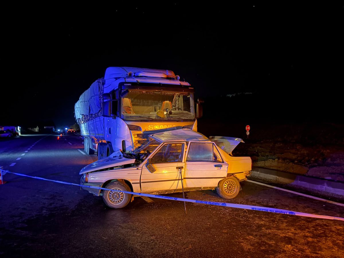 Taşköprü'de TIR ile Otomobil Çarpıştı: 2 Kişi Hayatını Kaybetti