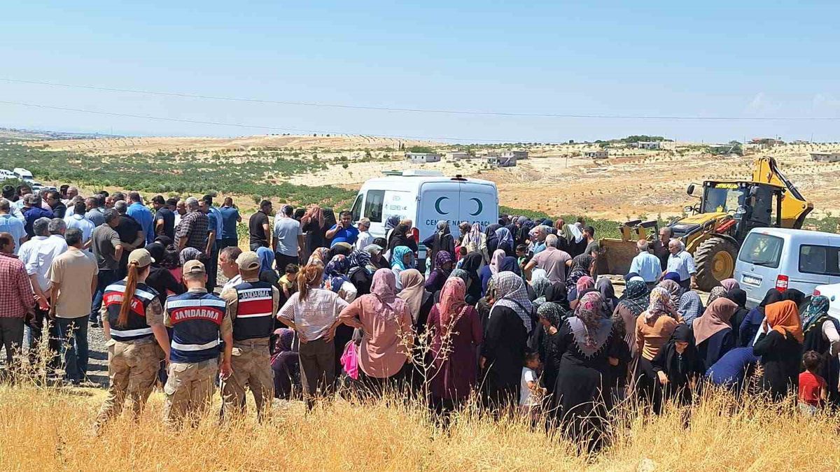 Şanlıurfa'da trafik kazasında ölen 3 kuzen yan yana toprağa verildi