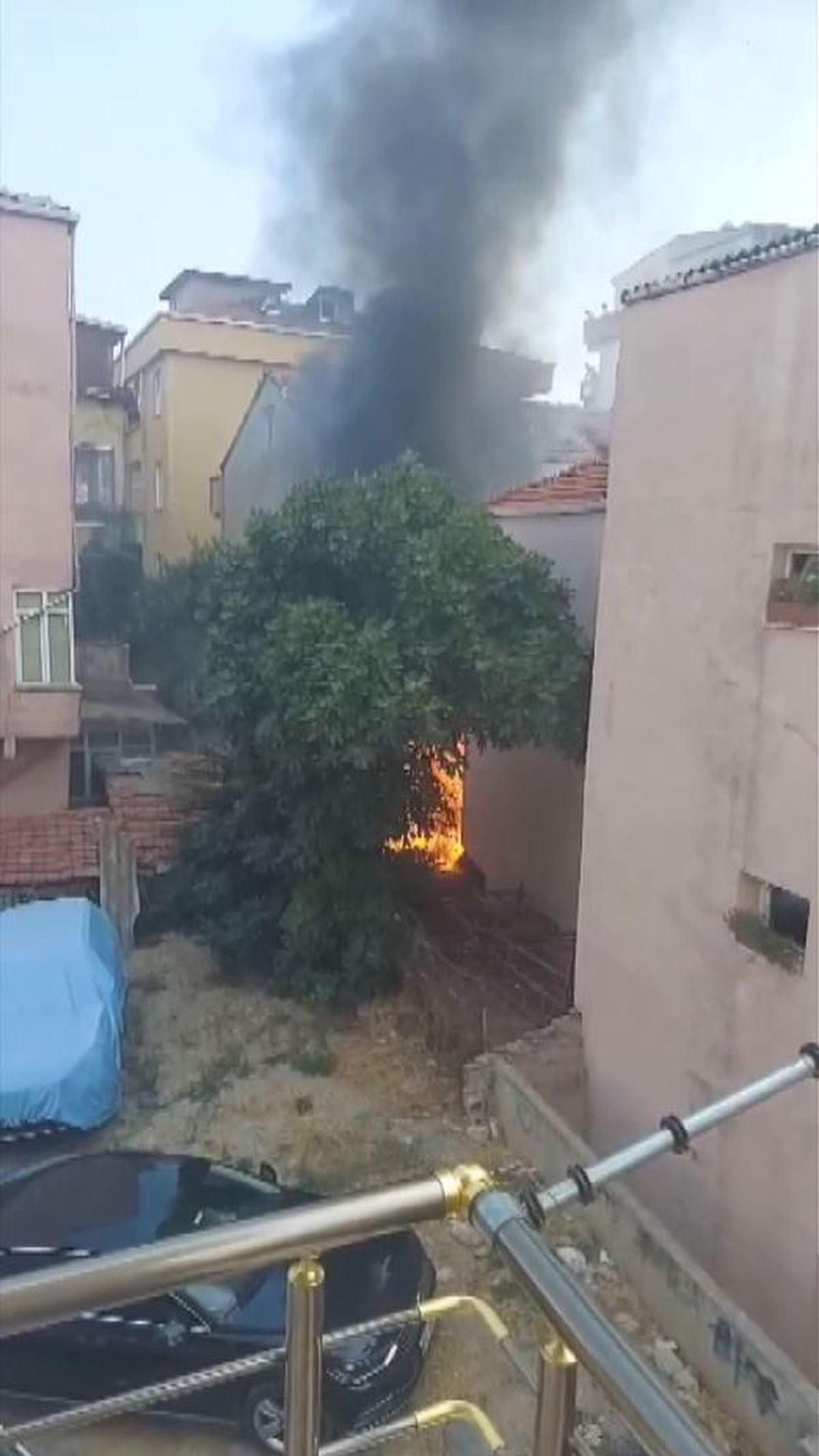 Küçükçekmece'de 4 Katlı Binada Yangın Panik Yarattı