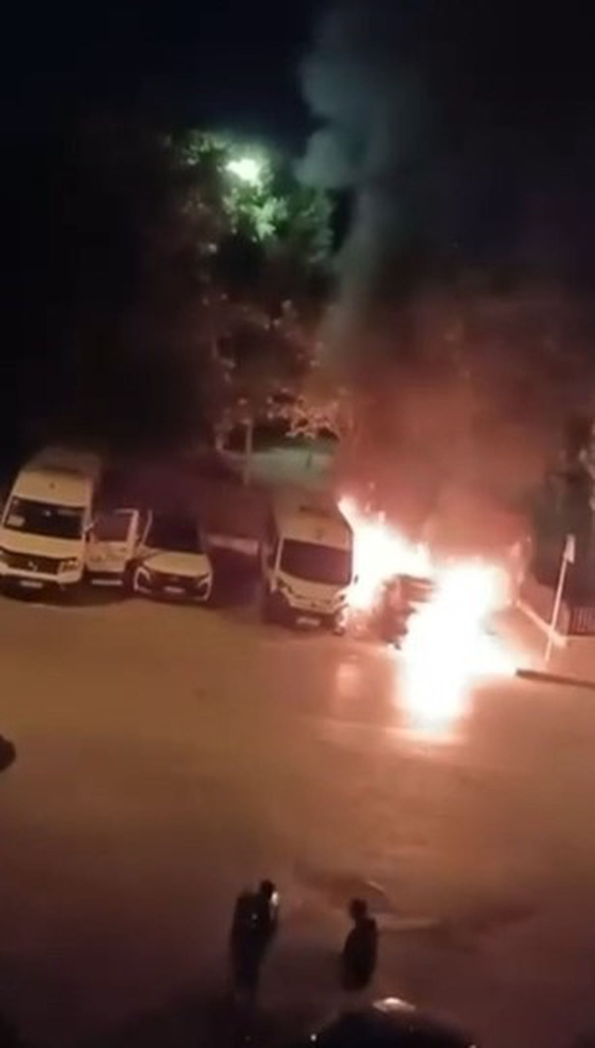 Küçükçekmece'de 2 Araç Alevlere Teslim Oldu