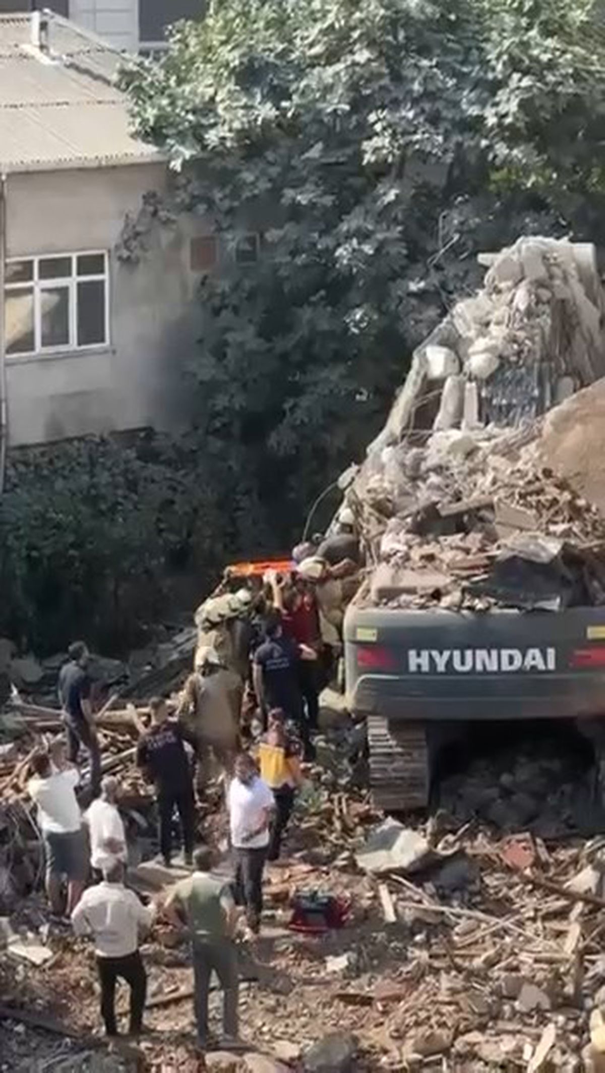 Kontrollü yıkım kontrolden çıktı! Bina iş makinesinin üzerine çöktü