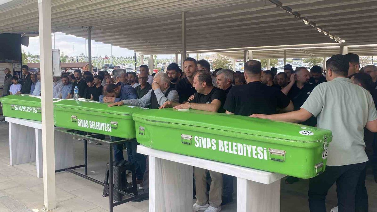 Sivas'ta kazada hayatını kaybeden 3 kişi son yolculuğuna uğurlandı