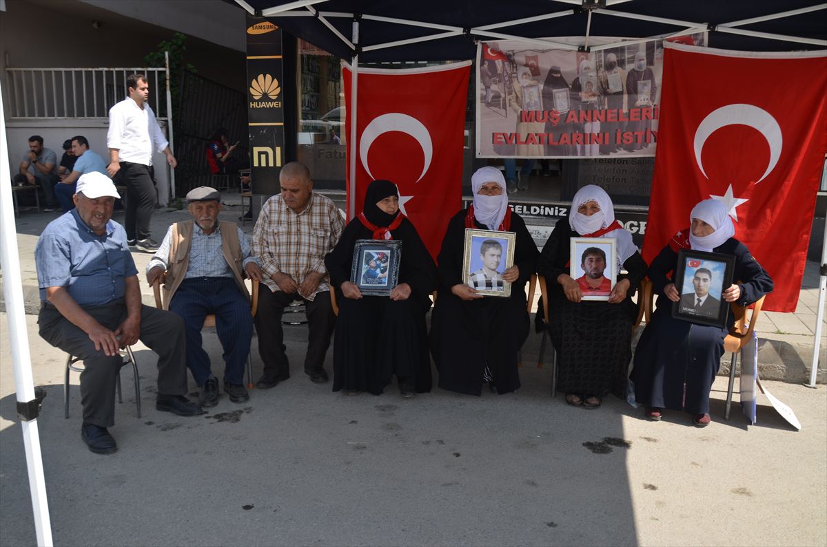 Muş'ta PKK Kaçırmalarına Karşı Ailelerin DEM Parti Önündeki Eylemi Sürüyor