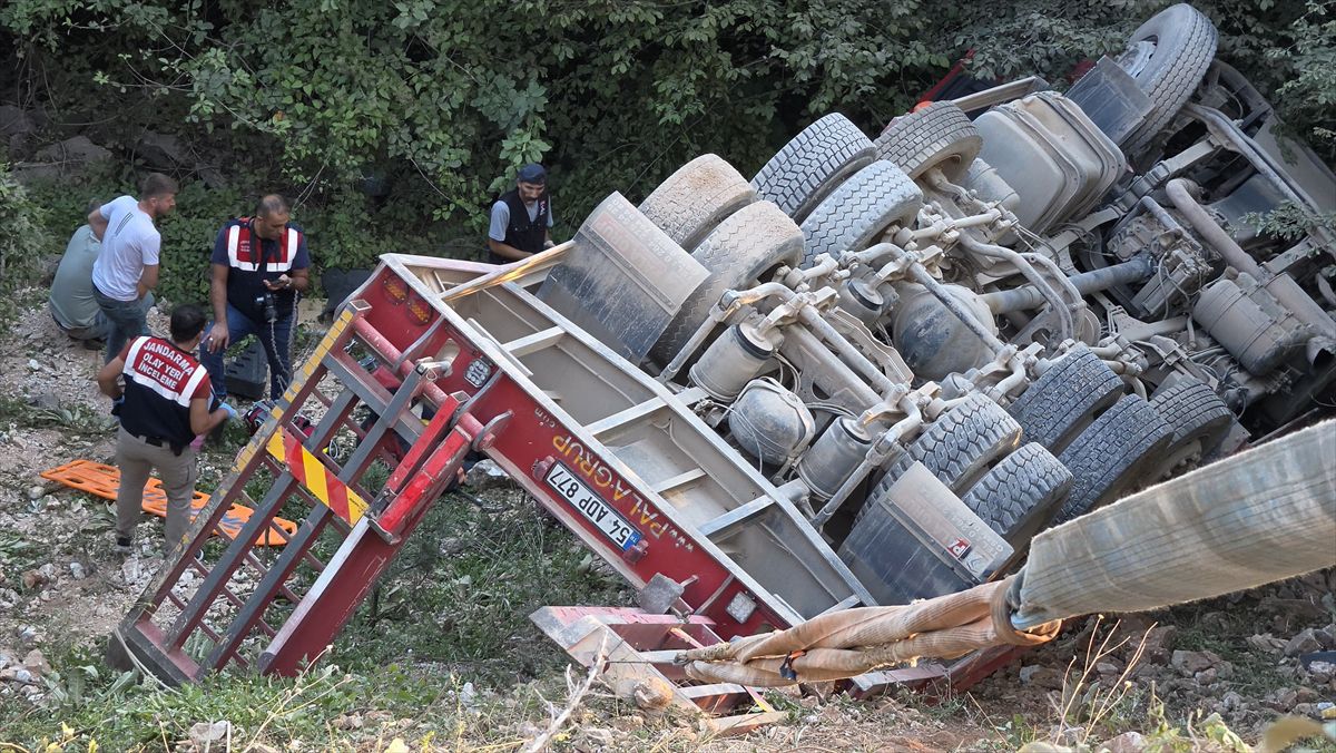 Akyazı'da Lowbed Kazası: Sürücü Hayatını Kaybetti