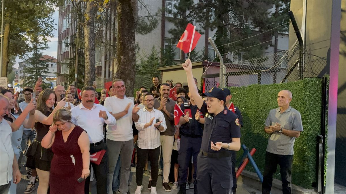 Engelli İlyas'a asker eğlencesi