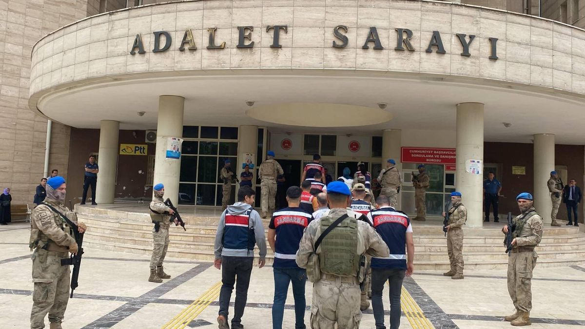 Şanlıurfa'da göçmen kaçakçılığı operasyonu: 10 şüpheli adliyede