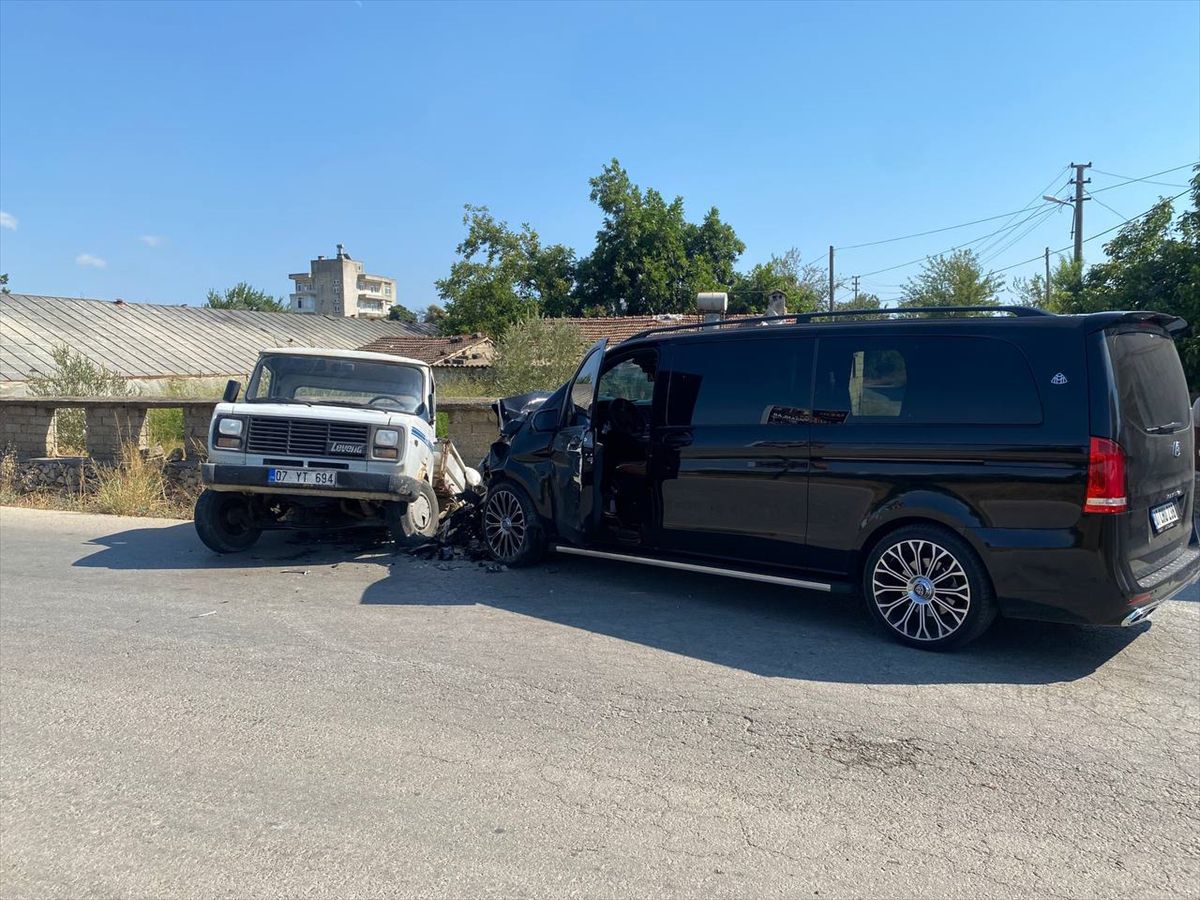 Serik'te VIP minibüs ile kamyonet çarpıştı: 1 yaralı