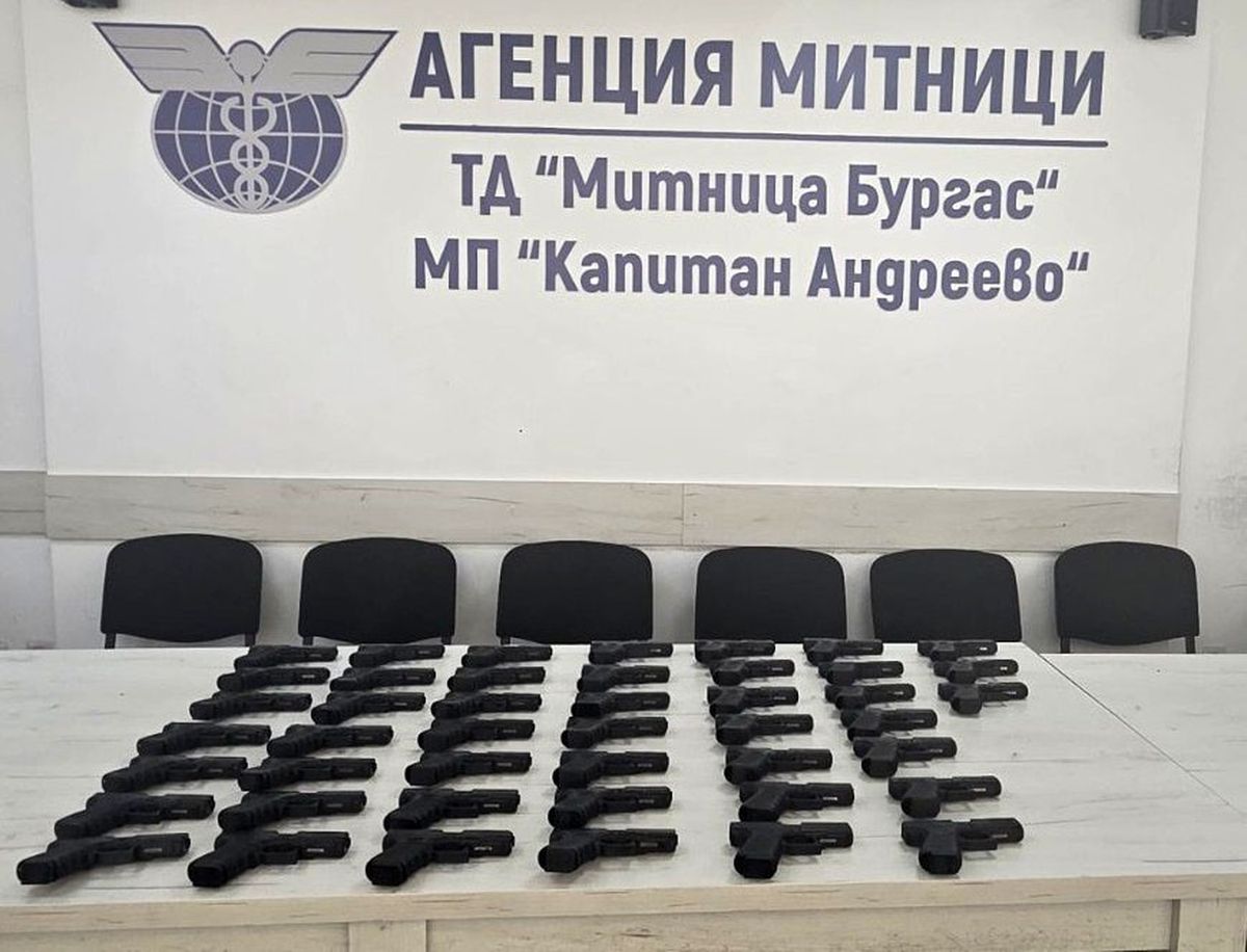 Bulgaristan'da Tırda 45 Kaçak Silah Ele Geçirildi
