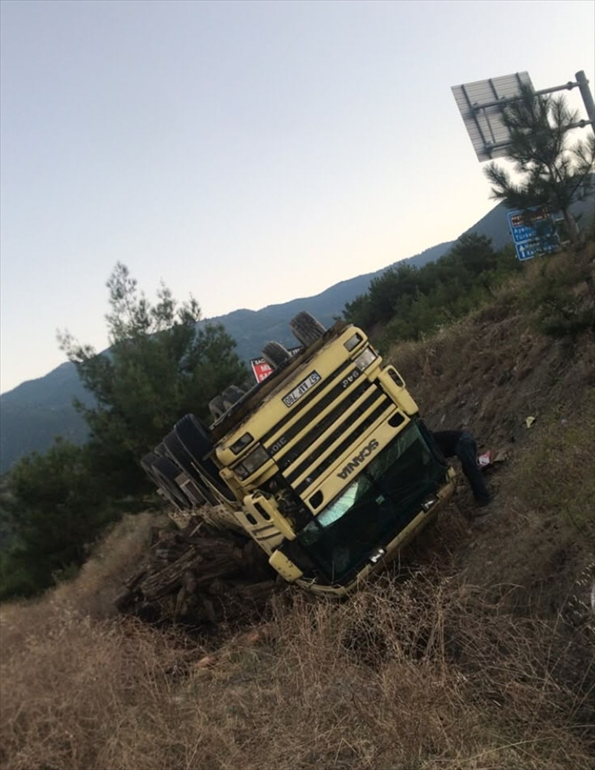 Sinop'ta Kamyon Tarlaya Devrildi: 2 Yaralı