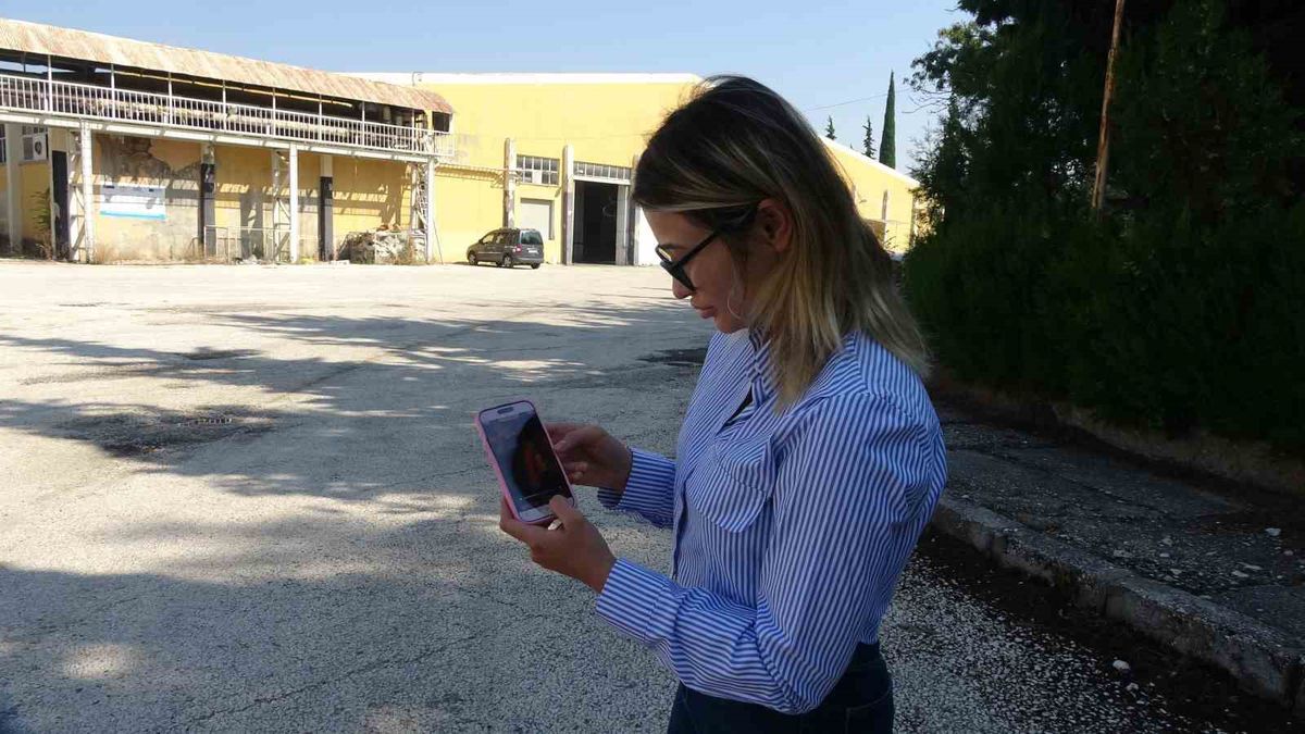Burdurlu kadın yavru kediyi motor bölmesinden kurtardı
