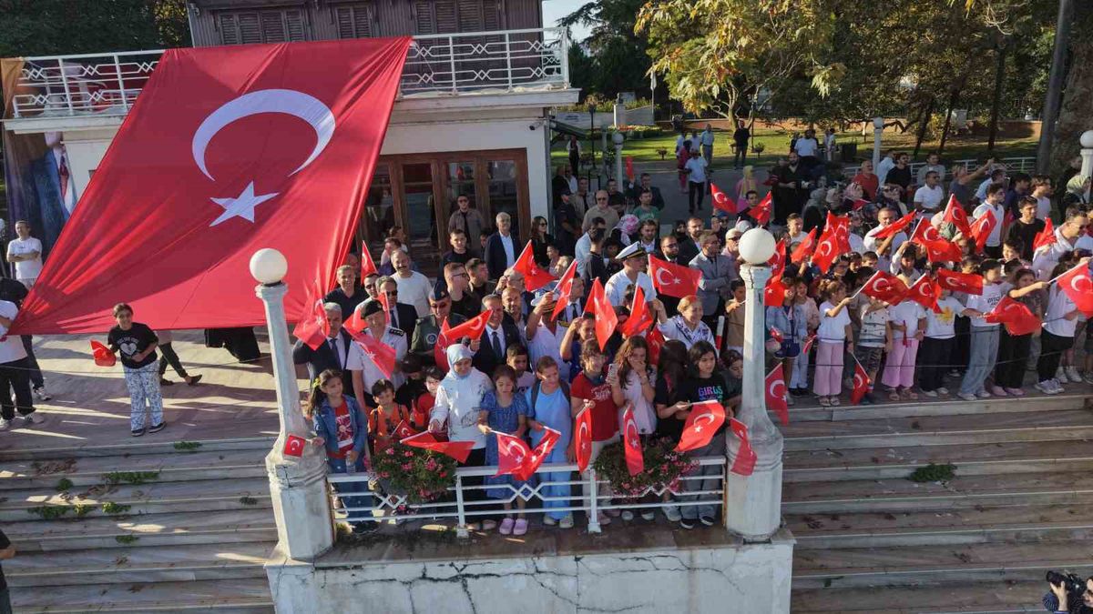 TCG Anadolu ve TCG Heybeliada'dan Yalova'da Tarihi Geçiş