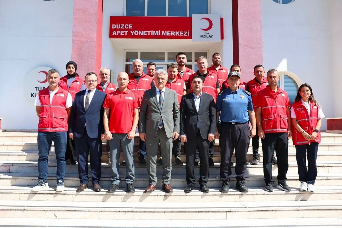 Düzce Valisi Makas, Kızılay Afet Yönetim Merkezi'nde İncelemelerde Bulundu