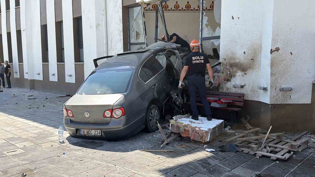 Bolu'da Park Halindeki Araca Çarpıp Caminin İmam Odasına Uçtu: 2 Yaralı