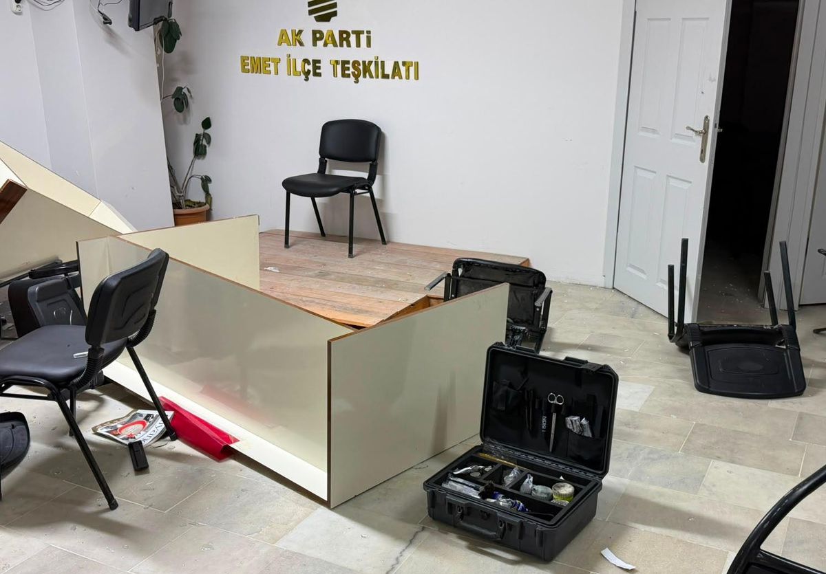 Emet'te AK Parti binasına saldırı