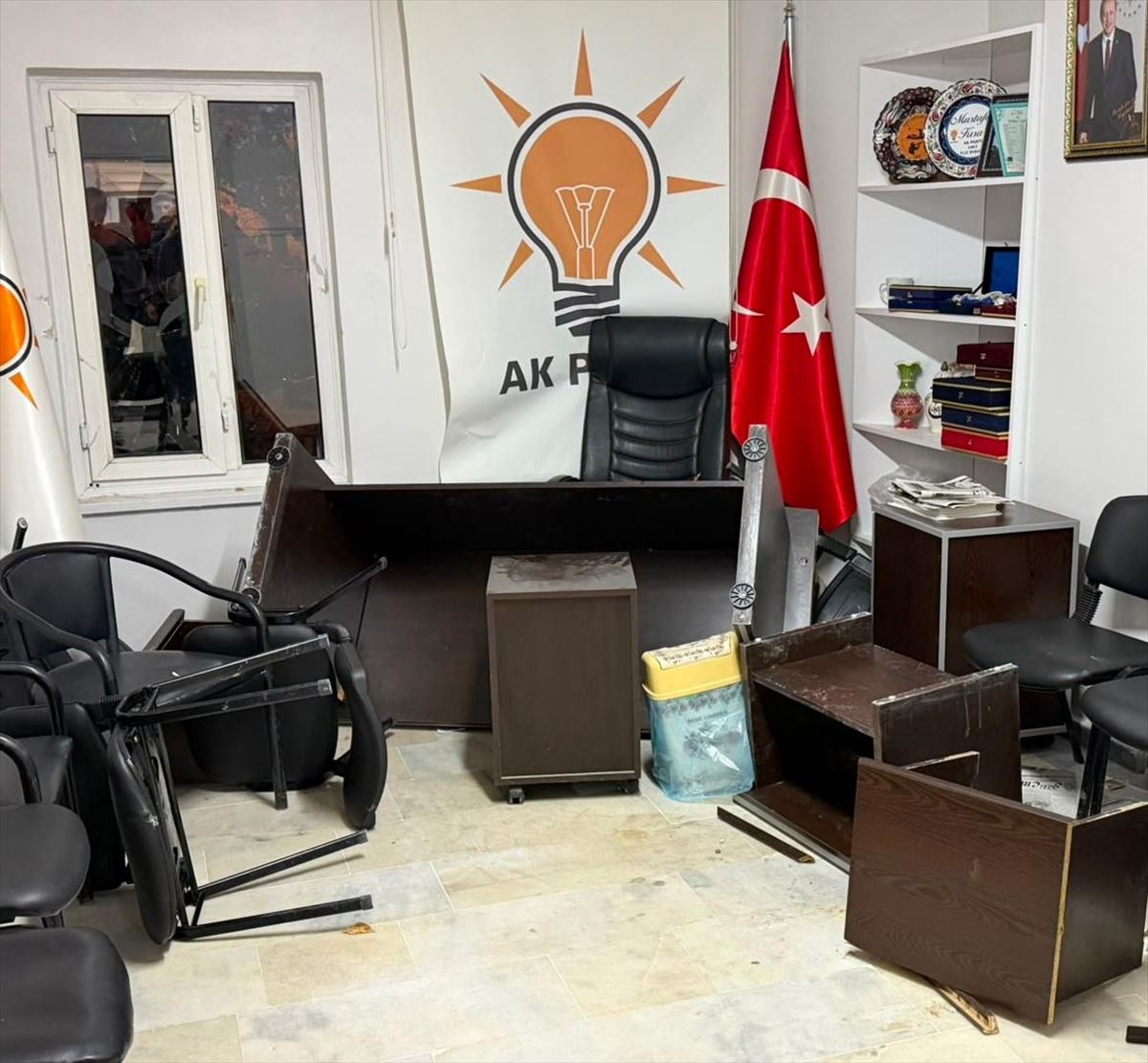 AK Parti Emet İlçe Başkanlığı'na Gece Saldırısı