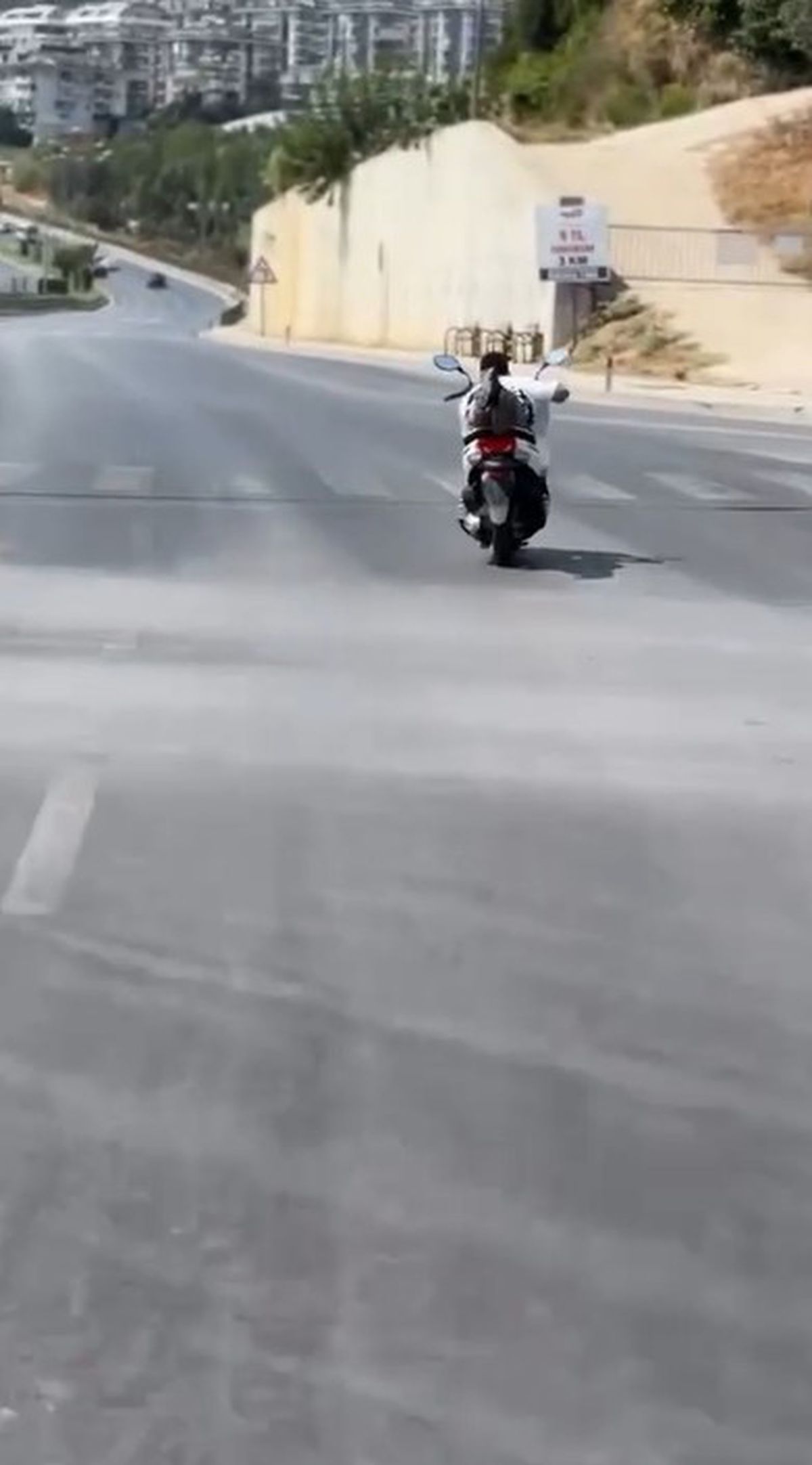 Alanya'da Motosikletli Akrobasi Tehlikesi Kamerada