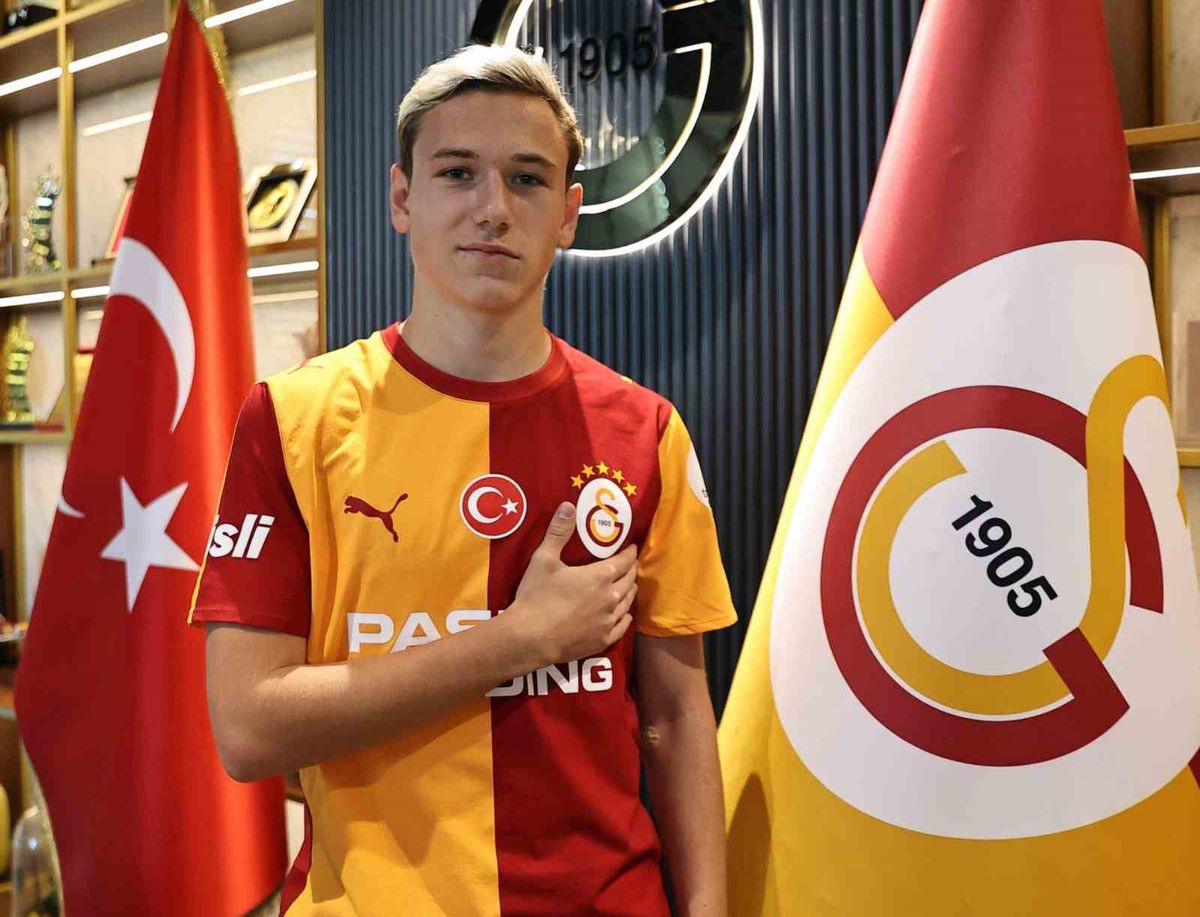 Galatasaray'dan Tarihi Transfer: İlk Rus Futbolcu Batrakov