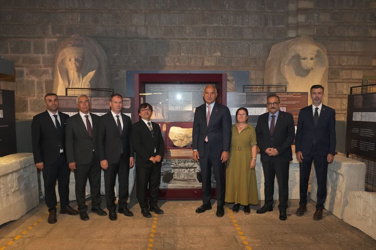 Bakan Ersoy Hitit Sergisini Gezdi