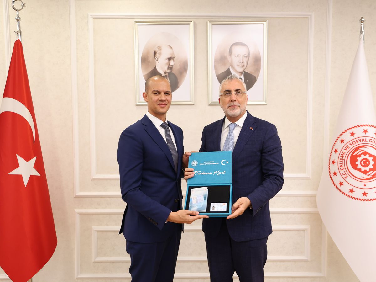 Bakan Işıkhan, Uber Türkiye Genel Müdürü'ne Turkuaz Kart Verdi
