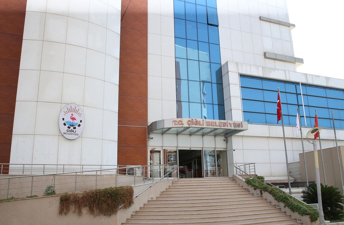 Çiğli Belediye Başkanı'nın makam aracına silahlı saldırı