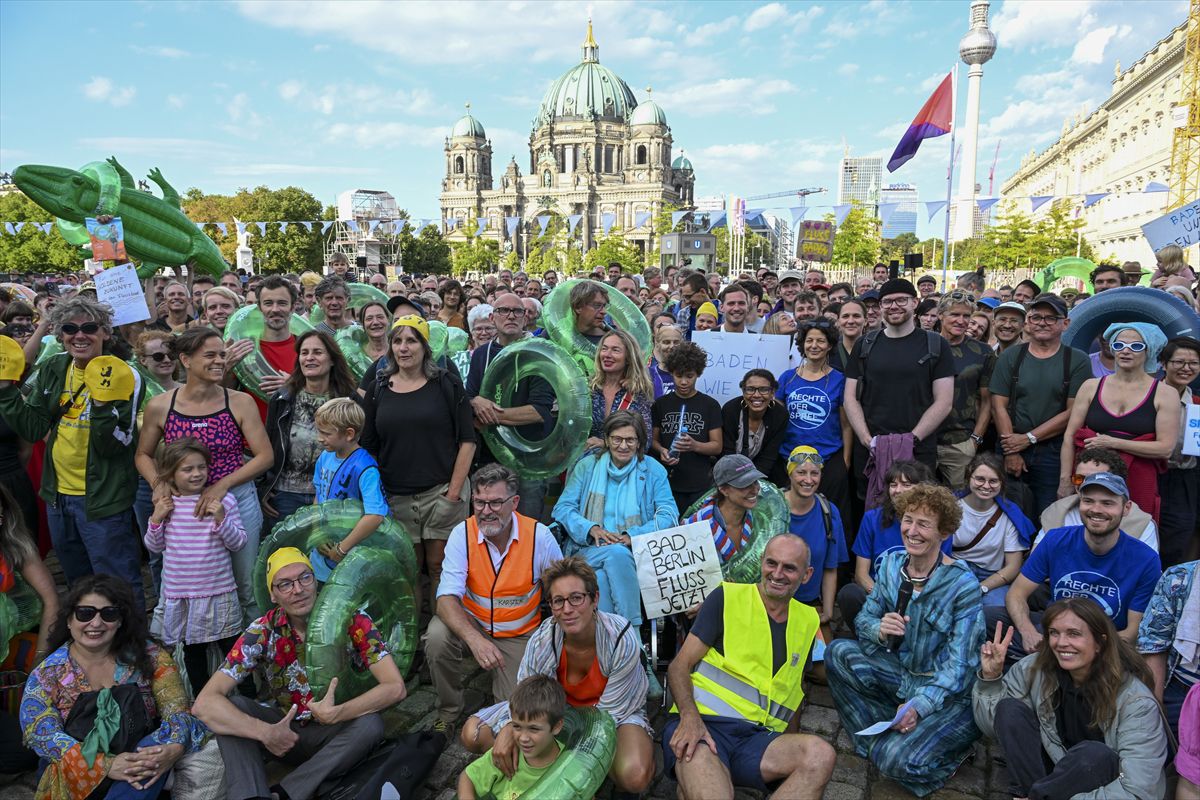 Berlin'de Spree Nehri'nde 101 Yıllık Yüzme Yasağına Protesto