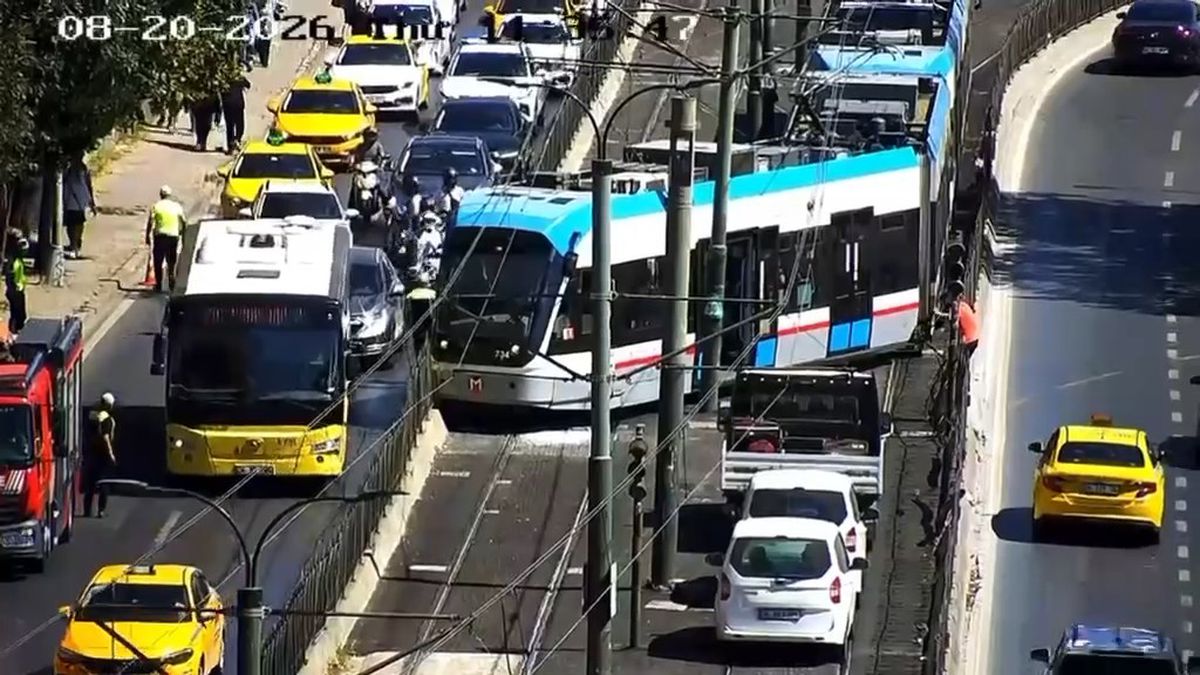 Beyoğlu’nda Tramvay Raydan Çıktı: Yolcular Tahliye Edildi