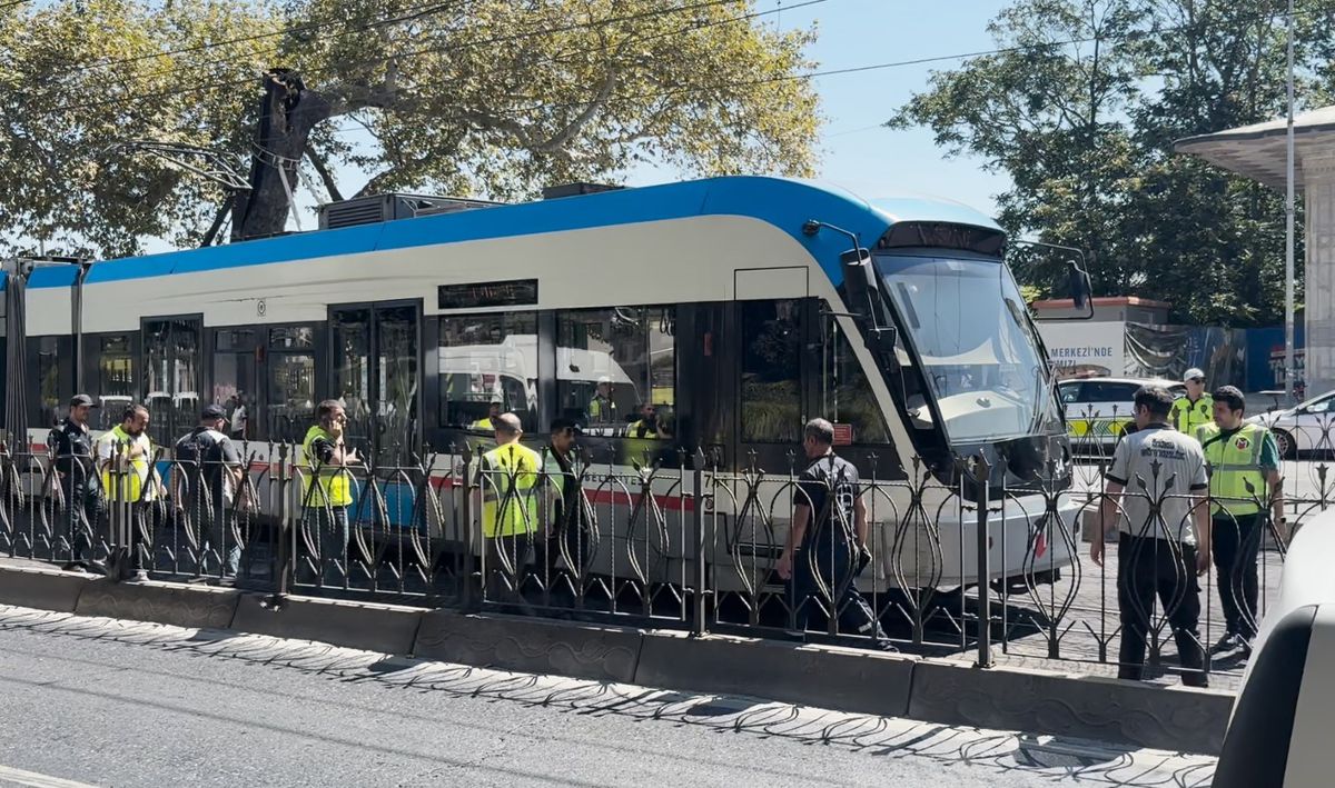 T1 Tramvayı Fındıklı'da Raydan Çıktı