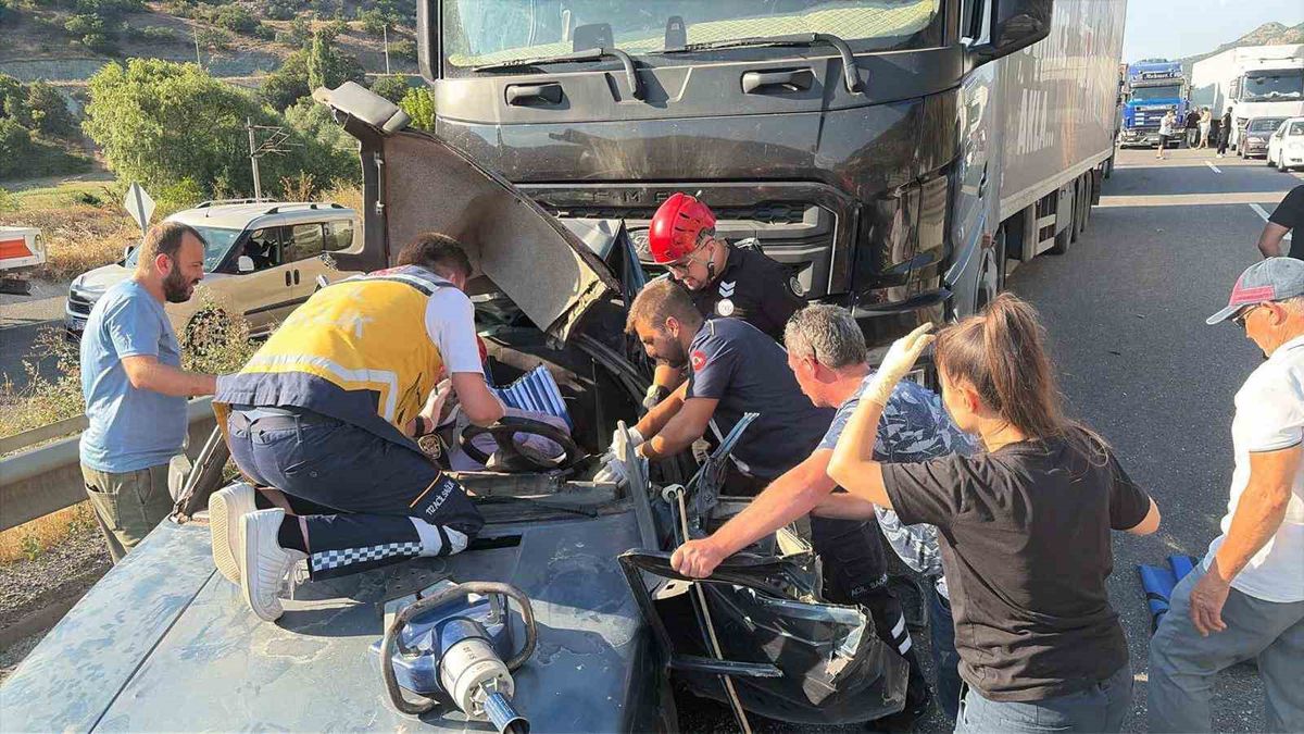 Bozüyük'te Trafik Kazası: Sürücü Araçta Sıkıştı