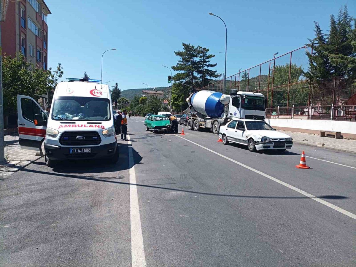Bilecik'te İki Otomobil Çarpıştı: 1 Yaralı